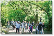 加茂山古道ハイキング：交流人口の増加を目的に5月に開催され、今年で4回目。年々参加者が増えており、当所女性会や青年部、新潟経営大学の学生など、多くのボランティアに支えられている