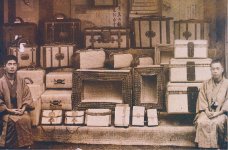 柳行李・行李鞄：1900年「パリ万国博覧会」で銀賞を受賞した際の写真。入れ子状の柳行李や三本革締め行李鞄が見える