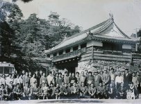 昭和36年に社員旅行で高知城に行った際の記念写真。50人以上の社員が写っている