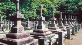 米山寺には、小早川家初代実平から17代隆景までの宝篋印塔（国の重要文化財指定）20基の墓が整然と並ぶ