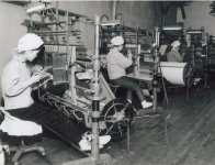 昭和30年代の本社工場。婦人服地を織っているところ