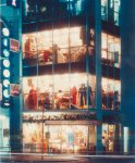 昭和47年、流行の発信地・六本木に直営店をオープン