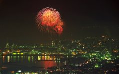 花火大会：7月上旬から8月中旬にかけて市内3カ所で花火が打ち上げられ、夏の夜空を彩る