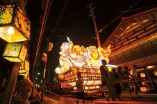 7月30日から8月5日にかけて行われる黒石ねぷた祭り。人形ねぷたと扇ねぷた、約70台が出る