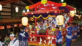 毎年8月に行われる祭り「黒石よされ」は、徳島の阿波踊り、岐阜の郡上おどりと並ぶ日本三大流し踊りの一つ。2000人もの踊り手が通りを舞う
