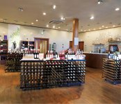 ルミエールワイナリーショップでは、ワインを試飲して選ぶことができる。ショップ限定ワインが並ぶこともあるため、定期的に訪れるファンも多い