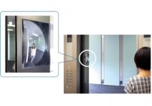 平面でコンパクトなのに広範囲を映すことができるFFミラー。この鏡を見れば、エレベーターの外に待つ人がいるかどうかを確認できる