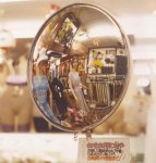 遊び心から店舗ディスプレー用として開発した「回転ミラックス」。同商品に対する思わぬ反響を機に鏡メーカーへ