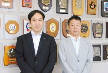「北海道新幹線開業による観光客増と経済効果を引き寄せるには、地域が連携して取り組むことが不可欠」と語る東淳一副グループ長（右）と山田正樹さん