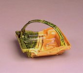 織部手鉢：一般的に銅緑釉の焼き物を指すが、鉄釉の長石釉も使われる。種類は多様で見る人を驚かせる意匠が特徴