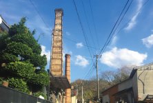 窯の煙突：下石裏山地区は、せまい道沿いに煙突を立てた窯元が点在し、昔ながらの煙突のある風景が楽しめる