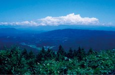 三国山：標高701ⅿの山頂展望台からは、御岳、白山などの山々や名古屋市内も一望できる。夜景の美しさも見どころ