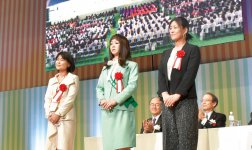 左から最優秀賞の新谷梨恵子さん、優秀賞の小林由紀さん、藤岡康代さん