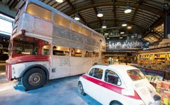 今年7月にオープンしたフードガレージ ギフトショップには、ロンドンの二階建てバスやおしゃれな車を置き、景観に調和しつつも新たな世界観をつくり上げた