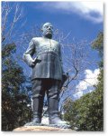わが国初の陸軍大将の制服姿で城山を背景に仁王立ちする高さ8mの堂々たる西郷隆盛像。昭和12（1937）年に完成