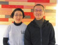 鈴木典夫さん（右）と奈代子さん。鈴木さんは大衆食堂時代から、いくつもの名店に直談判して修業を重ね、年間3000万円の売り上げを叩き出したアイデアと技の持ち主