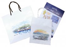 2年前に日本商工会議所の小規模事業者持続化補助金を活用し、チラシと大小300袋ずつの紙袋を作成。震災前の気仙沼港の風景が生き生きと描かれている