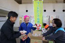 寄贈された食品を受け取る沓掛会長（右）（写真：東信ジャーナル社提供）