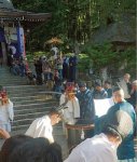 白川村の神社で毎年10月に行われている「どぶろく祭り」。大勢の観光客が訪れる