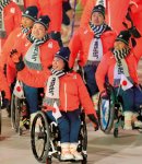 平昌パラリンピック開会式で入場する、日本選手団団長を務めた大日方さん。写真提供：産経新聞