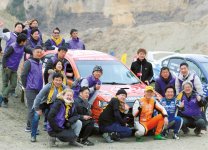 ラリーカーと全日本ラリードライバー福永修氏を囲み城陽YEGメンバーで記念撮影