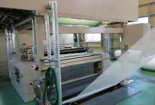 3カ所の工場すべてでISO9001の認証を取得している。製造工程は、荒巻、サイジング、織布、樹脂加工、粘着加工、カレンダー加工、スリット加工、検査などに分かれている。特に、特殊な粘着加工技術を有している点に強みがある