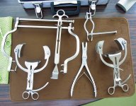 特殊な形状の手術用器具は、すべてオーダーメードで、細かいニーズに応えられる橋本螺子ならではのクオリティーを誇る