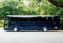 「ななつ星 in 九州」を手掛けたことでも有名な工業デザイナー・水戸岡鋭治氏がデザインした、「ゆいプリマ」と名付けられた「真結」専用の特別仕様バス