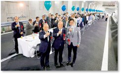 東京カンパイ自動車道：公募で選ばれた市民、関係者など約600人が道路上に設置された200mのロングテーブルを囲んで東京外郭環状道路（千葉県区間）の開通をその前夜（2018年6月1日）に祝った。片岡会頭（手前中央）。左隣は松戸商工会議所の中山会頭