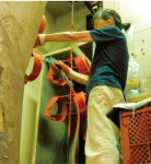 カチオン電着塗装後の処理作業に当たる70歳の女性パートタイマー