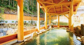 湯ノ口温泉：源泉かけ流しの熊野の秘湯。熊野材をふんだんに使用した木の香り漂う露天風呂で体の芯まで温まる