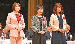 左から最優秀賞の南まゆ子さん、優秀賞の神戸貴子さん、馬場加奈子さん