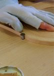 厚さ約1㎜のテープ状にカットしたブナ材をコイル状に巻く「巻き上げ」作業。シンプルだからこそ熟練の技が問われる