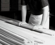 のし板（より板）で棒状に固める作業は、職人の長年の経験が光る技の一つ