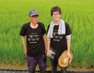 「めがね米」Ｔシャツを着た生産農家の方（左