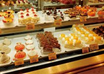 色彩やかなケーキが並ぶ梅月堂本店のショーケース。「シースクリーム」だけ取り扱い量がひときわ多い