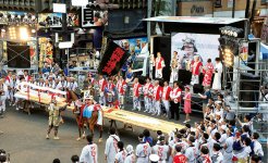 毎年8月に福島市で行われる「わらじ祭り」に、相馬野馬追の騎馬隊と米沢上杉まつりの鉄砲隊も参加