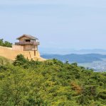 鬼ノ城（西門）：日本百名城の一つ、鬼城山に築城された古代の山城で「桃太郎伝説」の舞台