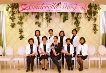 武田邦子会長（前列左から2人目）ほか女性会メンバーと司会者（中央）