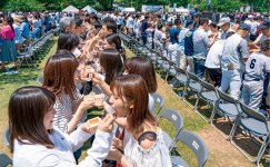 ©2018 Guinness World Records Limited 岐阜県大垣市が挑戦した「水まんじゅうの食べさせ合い」。ここに2カ月後の挑戦を控えた静岡県日大三島高校が視察に来ていた