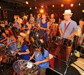 音楽祭オープニング：スティールパンバンドペレの演奏。ドラム缶で作られた打楽器で迫力ある楽曲を披露