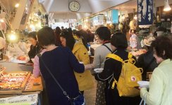 青森駅近くの青森魚菜センターでは、新鮮な魚介類を自分で選べる「のっけ丼」が人気。外国語にも対応したことで外国人観光客が数多く訪れる