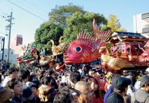 毎年11月に行われる唐津くんちには多くの外国人が訪れる