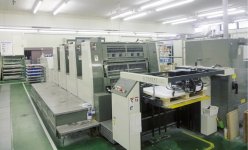 工場では最新の印刷機が稼働しているが、最高の印刷物に仕上げるためには職人が持つ技術の継承が欠かせない
