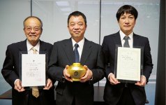 『のどぐろ丼』を提供した日本海・加田会長（左）、同・加田社長（中央）、古代柱醤油醸造元・井上社長（右）