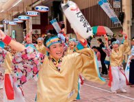 うわじまガイヤカーニバル：色とりどりのコスチュームの若者たちがダイナミックな踊りで真夏の夜を彩る。今年30回目