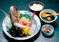 宇和島鯛めし：新鮮なタイの刺身をしょうゆ、みりん、卵、だし汁で調理されたタレに漬け込み、熱々のご飯にかけて食べる