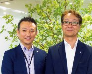 高橋選手の採用に直接関わった櫻井景さん（左）と、人事部部長の貞苅毅さん