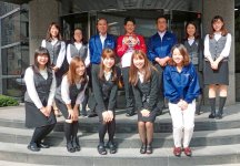 川本選手がアジアパラ競技大会2018で銀メダル1つ、銅メダル2つを獲得したことを報告に来た際、社員と一緒に記念撮影