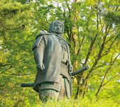 国の指定史跡で日本百名城の一つ、上杉謙信公の居城として知られる春日山城跡。その中腹に謙信公銅像がある